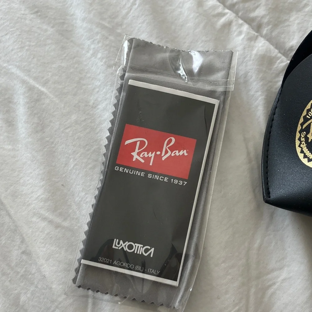 Ray-Ban black eyeglass case in perfect‎ condition includes cleaning cloth